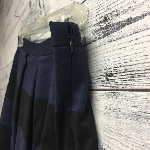 ๐ฟ GAP black and navy pleated a line skirt - Picture 4 of 10